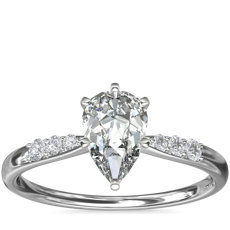 铂金小巧钻石订婚戒指（1/10 克拉总重量）